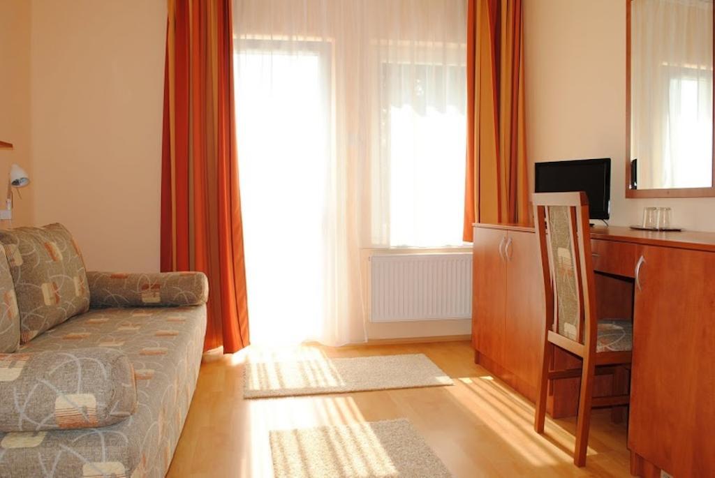 Stan Es Panzio Bed & Breakfast Balatonalmadi Room photo