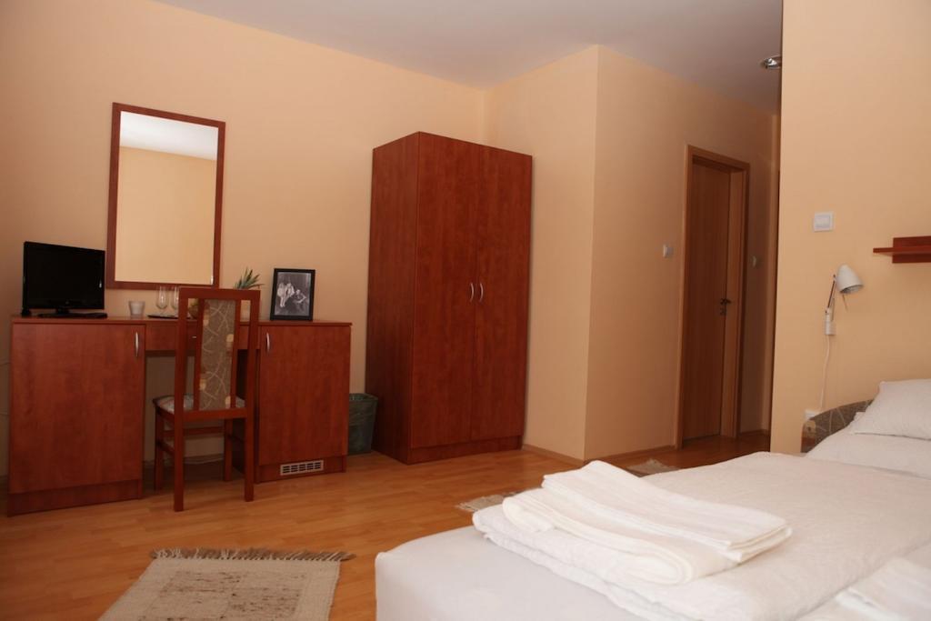 Stan Es Panzio Bed & Breakfast Balatonalmadi Exterior photo