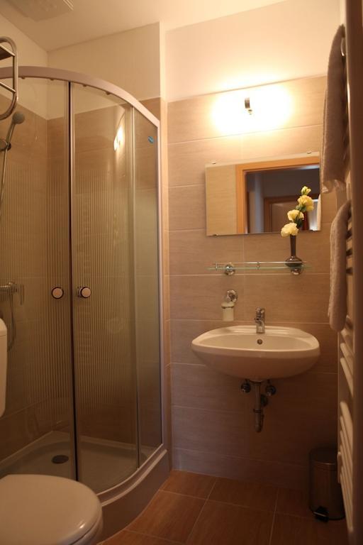 Stan Es Panzio Bed & Breakfast Balatonalmadi Room photo
